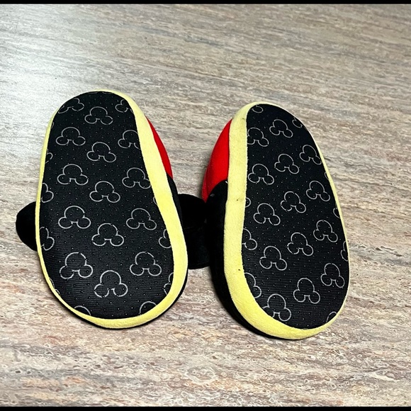 Disney’s Mickey Mouse set of hat and slippers for toddlers - Picture 10 of 11